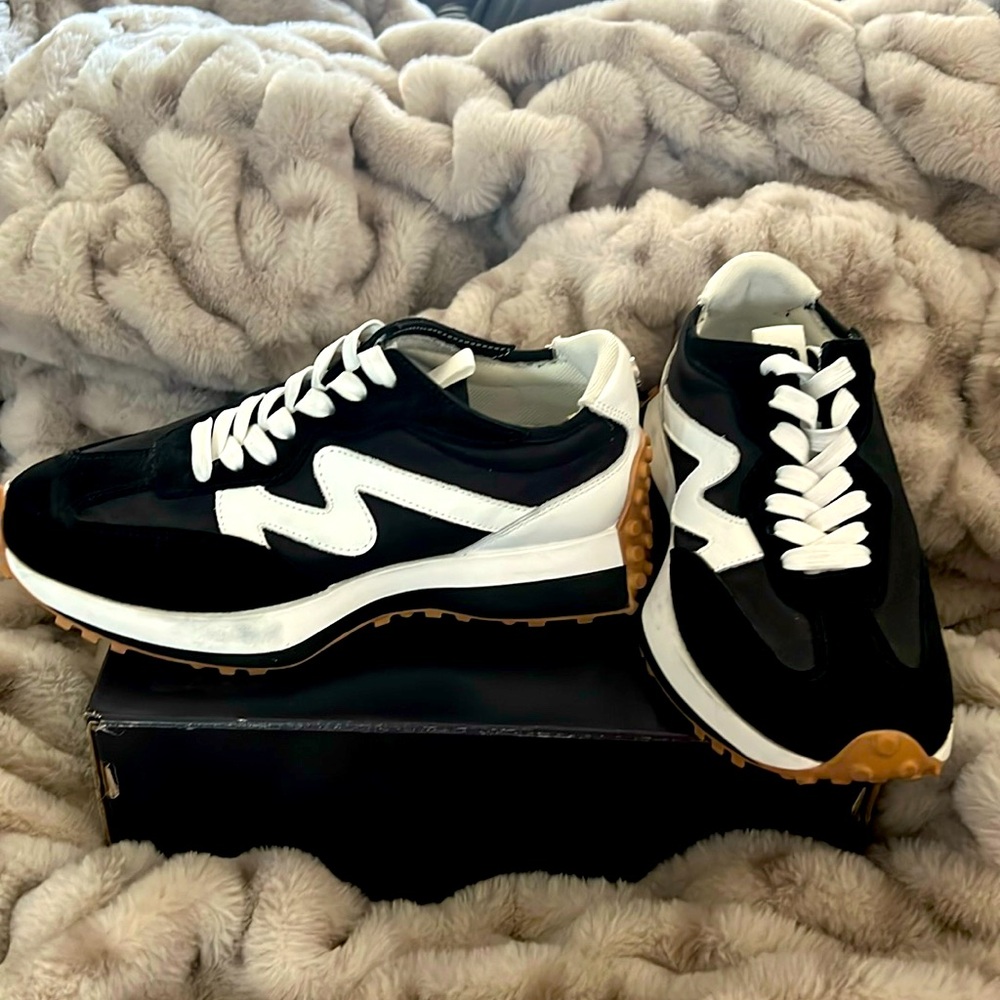 Steve Madden Campo sneakers size 7. Like new. Super fun & funky details.